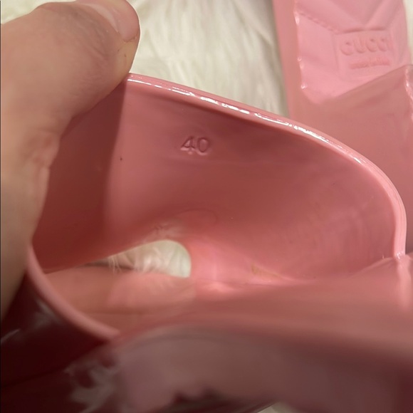 Gucci Pink Sandals with Glossy Finish and Embossed Branding - Picture 5 of 5